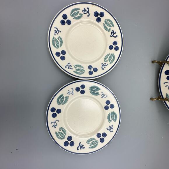 Vtg Plates in Blueberry Pattern by Pfaltzgraff, 2 B&B plates, 2 Salad Plates - Picture 5 of 9